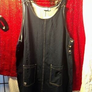 Stylish Black Sleeveless Dress with Pockets